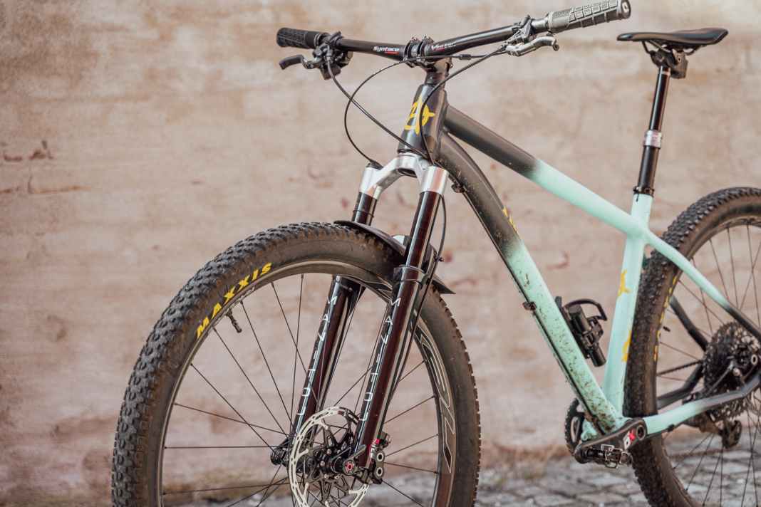 Manitou meldet sich mit der neuen Race-Federgabel R8 zurück im Worldcup-Geschehen.