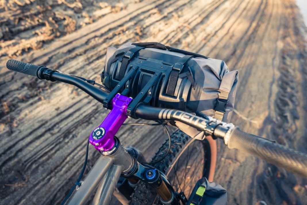 Der Gepäckträger-Spezialist Old Man Mountain will mit wackelnden Lenkertaschen aufräumen und hat zusammen mit Salsa Cycles eine robuste Lenkerhalterung samt passender Taschen entwickelt.
