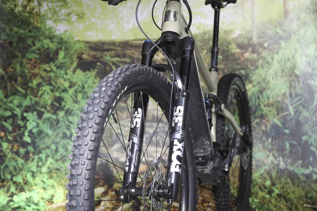 Die Fox 36 Performance Elite mit der starken Grip2-Dämpfung gehört zu den absolut besten Gabeln in der All-Mountain-Liga. In dieser Preisklasse sieht man sie an E-MTBs fast nie. Ein Boost für versierte Gelände-Biker.