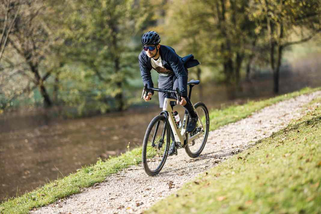 Dezent schnell: E-Gravelbikes sieht man ihre Motorisierung noch weniger an als der städtischen Konkurrenz. Und... sie fahren sich auch unauffälliger!