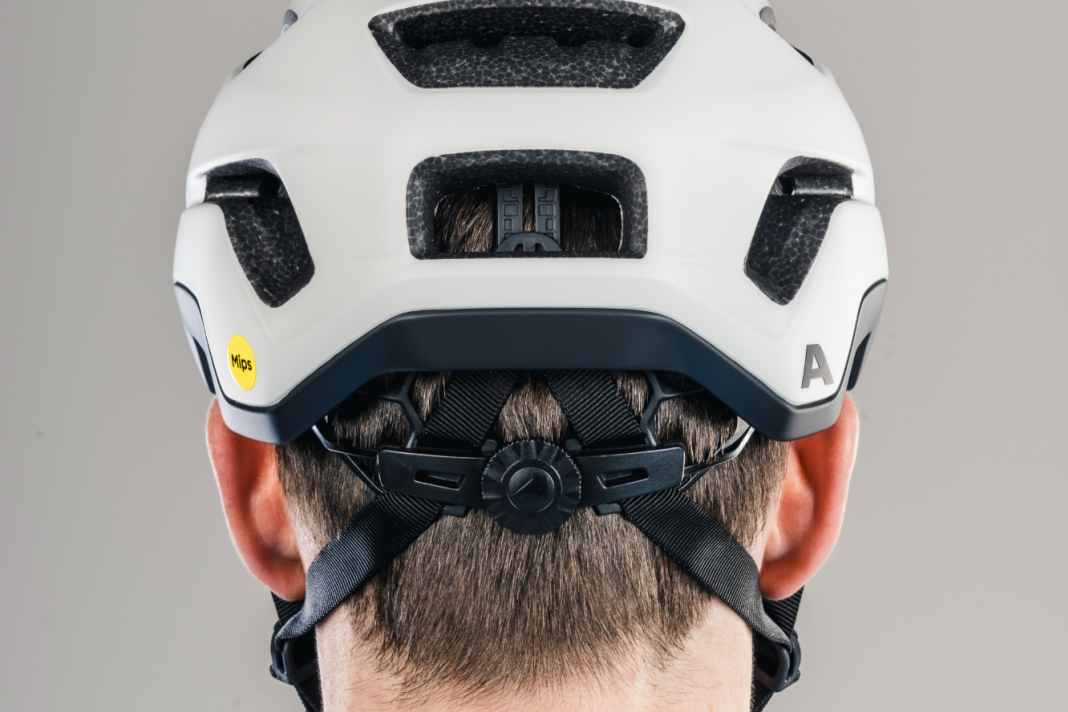 Mit guter Belüftung und einem höhenverstellbaren Anpassungssystem kann der Alpina Paranus im MYBIKE-Helmtest punkten. Optional ist ein LED-Rücklicht erhältlich