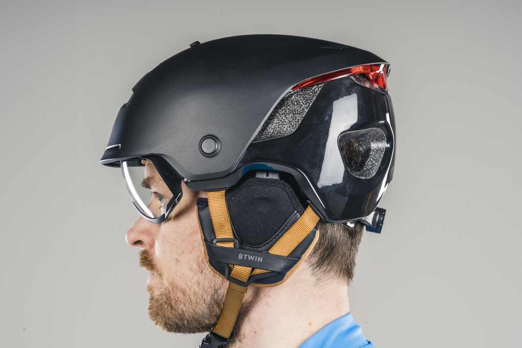 Der Decathlon BTWIN City CBH 900 im MYBIKE-Helmtest geizt nicht mit Ausstattung. Das schlägt sich aber vor allem im Gewicht nieder.