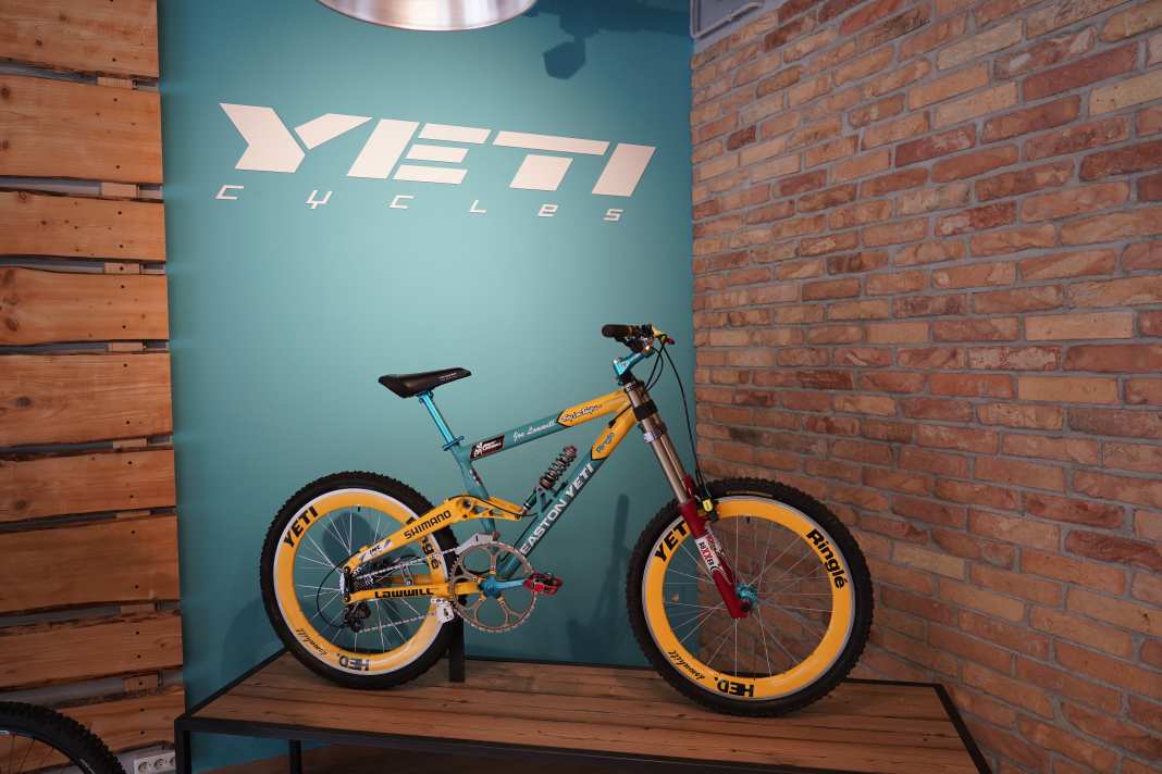 Die Downhill-Waffe während der Worldcup-Saison 1995/1996. Man beachte das XXL-Kettenblatt.