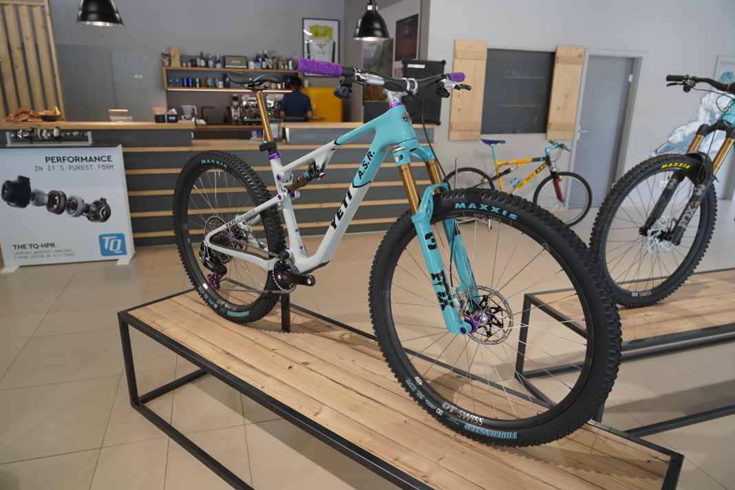 Only 200 of this special delicacy from the cult brand will be available worldwide. The price is hot...15,900 euros. Arrrgh!