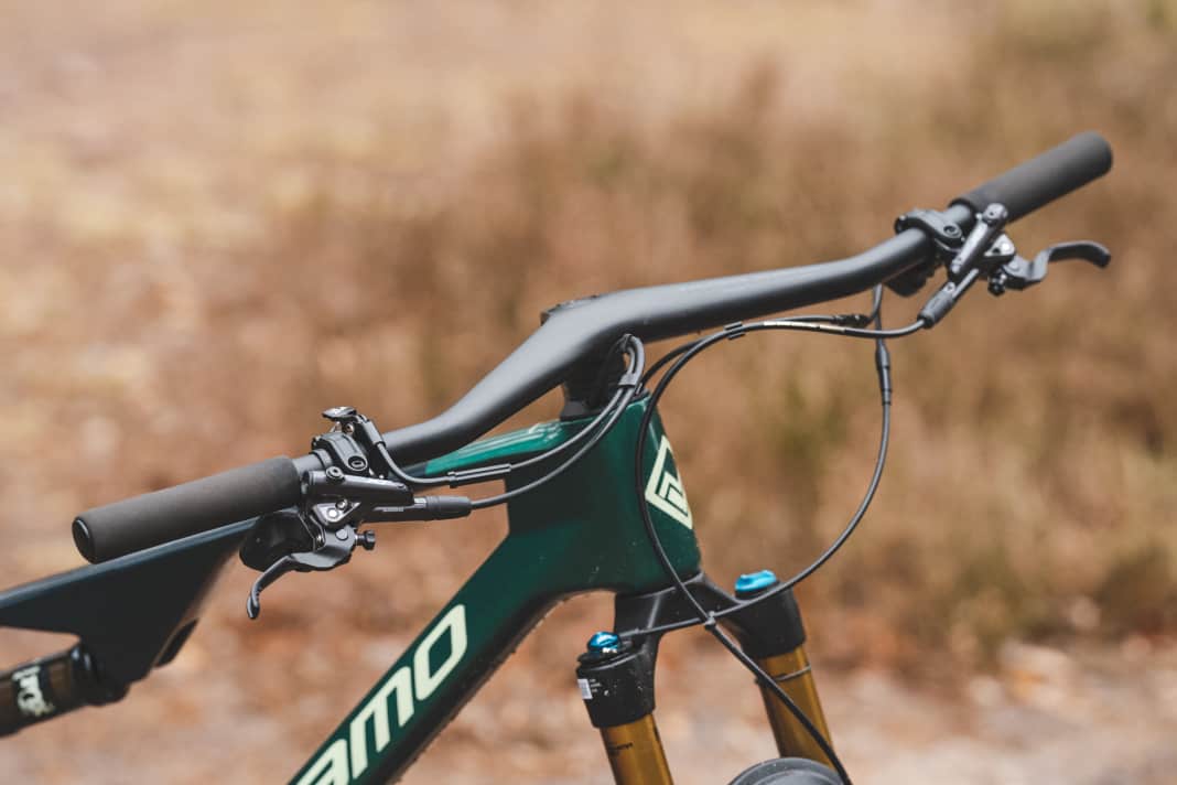 The handlebar-stem unit flexes extremely and restricts precision and the feeling of safety.