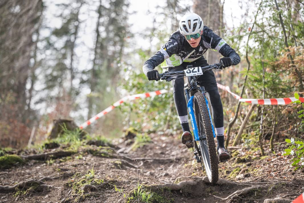 Elias Hückmann lässt sein Hardtail über die technische Wurzelpassage fliegen.