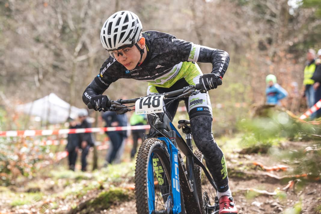 Nico Brandl in full attack mode during the slalom race.