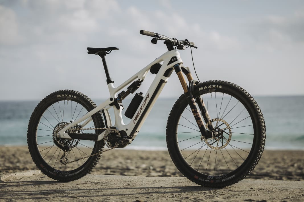 Das Merida eOne-Sixty CF kommt mit Carbonrahmen und fest verbautem 600-Wh-Akku. Das Topmodell soll in Größe M 22,2 Kilo wiegen.