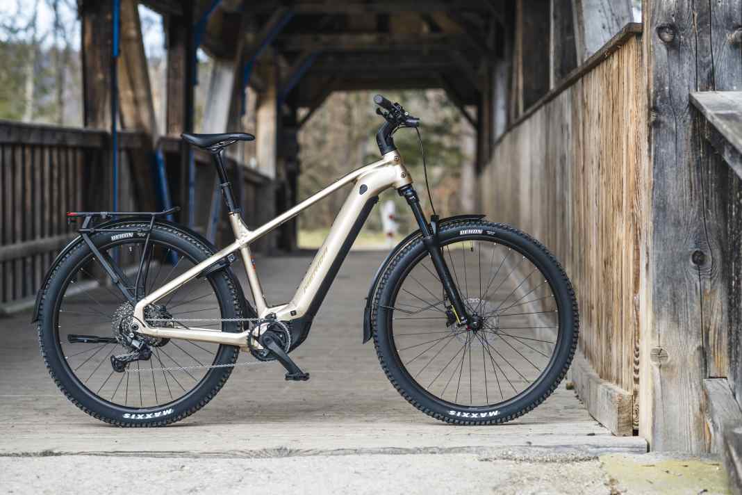 With the eFloat CC 500 EQ, Merida bridges the gap between e-trekking and mountain biking.