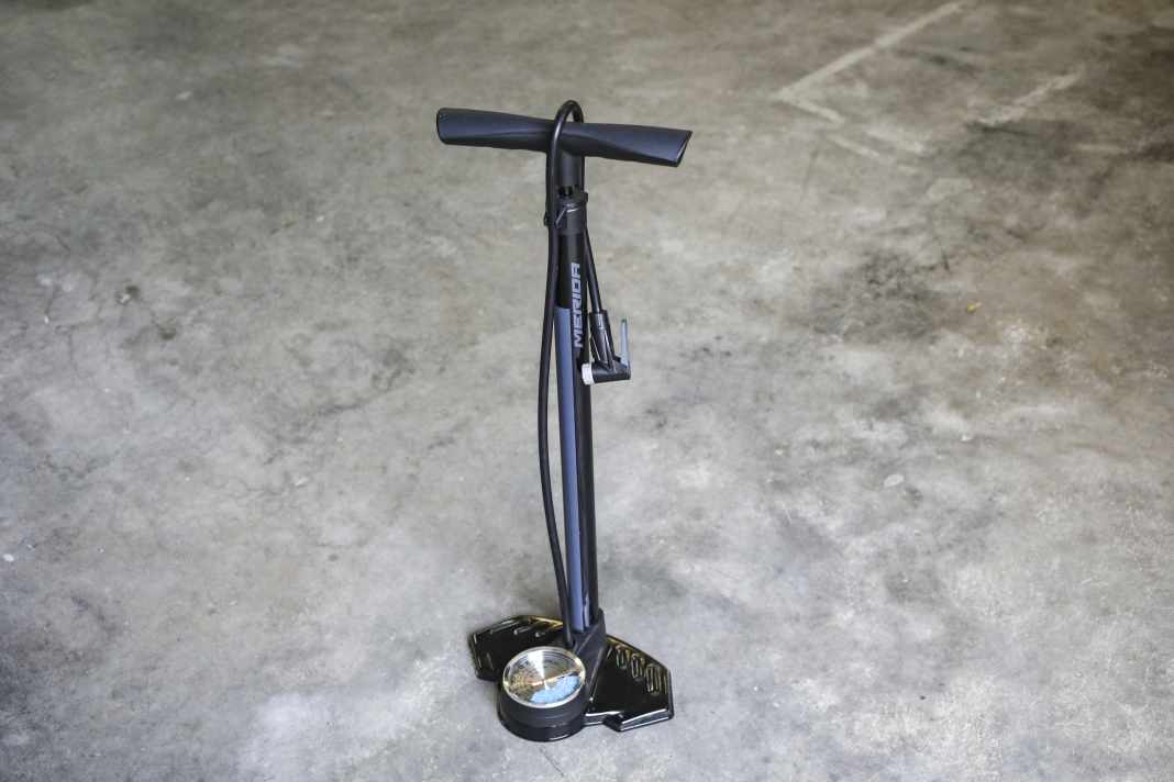 Die Standpumpe von Merida ist ein echter Gigant mit viel Volumen für breite Reifen.