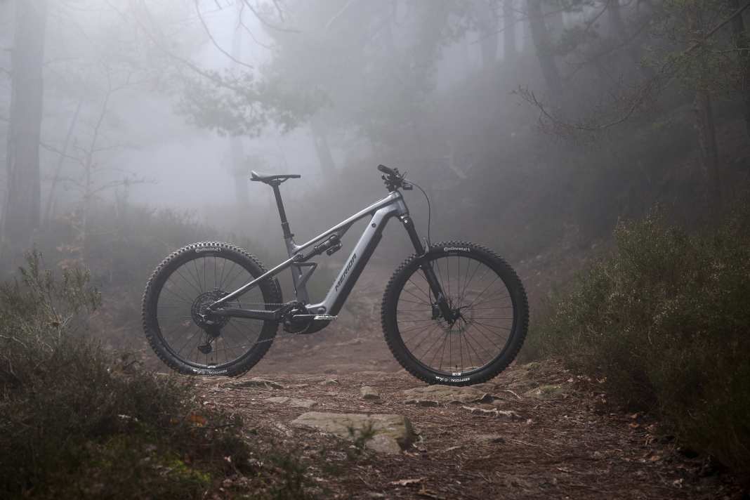 With 160 millimetres of suspension travel and Bosch power, the ETMO is Merida's new E-MTB all-rounder at a fair price.