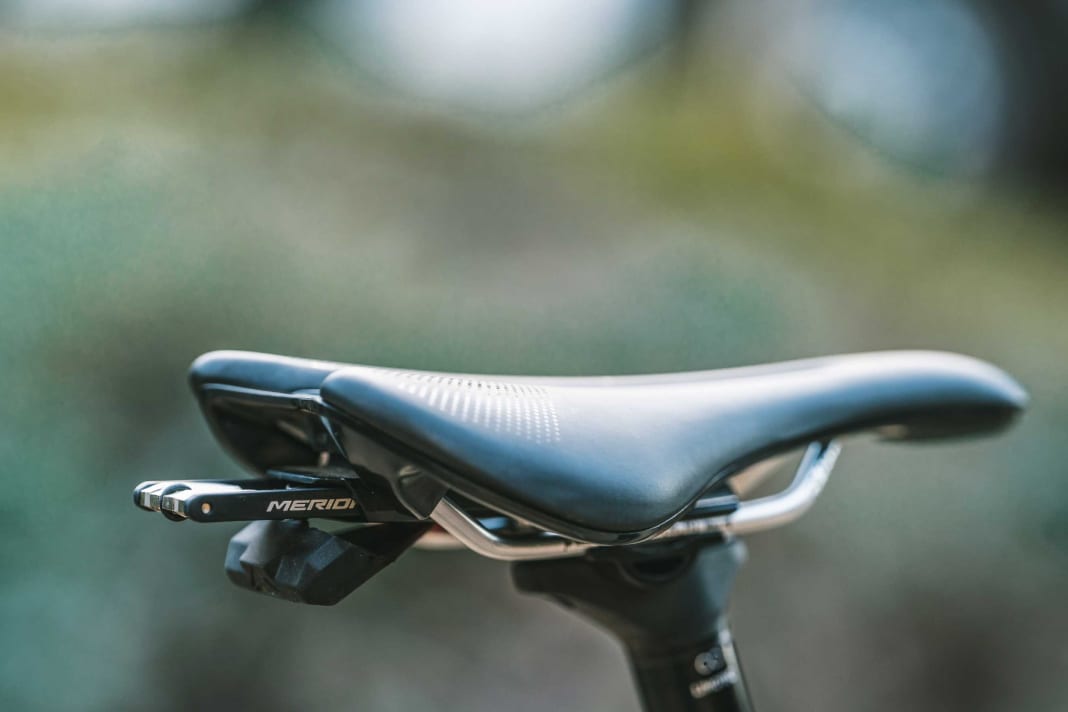 Merida equips its One-Forty with many useful accessories ex works. These include a thru-axle spanner, a mini-tool and several mounting devices for spare parts and provisions. Trek also has a mini-tool in the rear wheel axle. Last, Merida and Trek offer a luggage compartment.