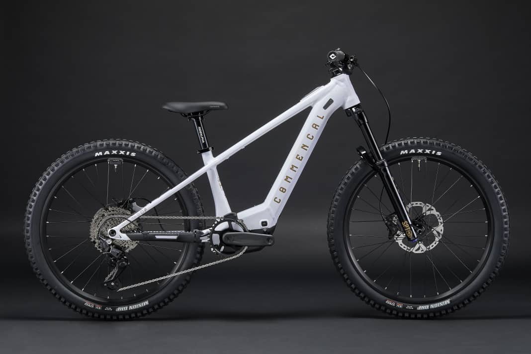 The new Commencal Meta HT 24 Power rolls on 24-inch wheels for kids between 125 and 140 cm tall.