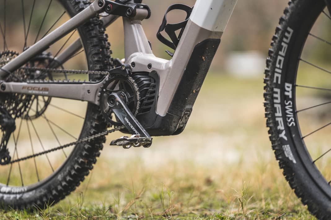 The long Bosch battery sits in front of the motor on the Jam² 6. Disadvantage: The low "belly" of the frame limits the ground clearance and easily leads to bumps.