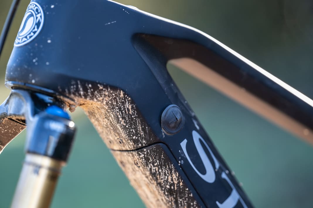 The Shimano battery with 500 watt hours is secured with a lock and can be quickly and easily folded out to the front.