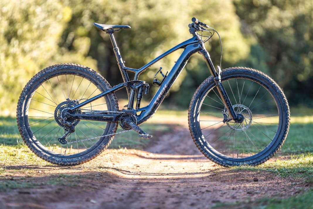 The Trek Fuel EXe 9.8 XT (18.6 kg, 9999 euros) is visually unobtrusive, but has a lot going on under the tyres.
