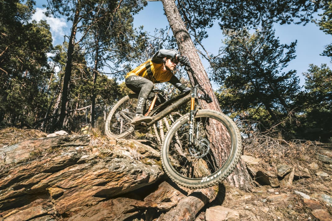 Not just for show: the low-set top tube not only gives the Unno its futuristic look, it also improves freedom of movement on radical descents.