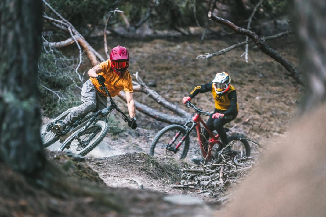 Ballern bis die Kette schlackert: Um die DH-Eigenschaften zu testen, scheuchten wir alle Bikes 1000 Höhenmeter in die Tiefe auf dem Tschilli-Trail in Latsch.