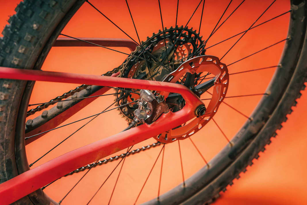 Arc8 Essential Custom: Arc8 uses a flat-mount brake mount on the rear triangle. Disc size: 180 millimetres.