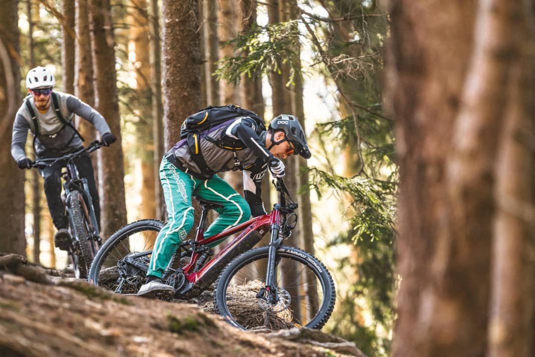 Very robust and grippy tyres, plus a solid suspension fork: the equipment of the Stevens E-Inception is designed for off-road riding.