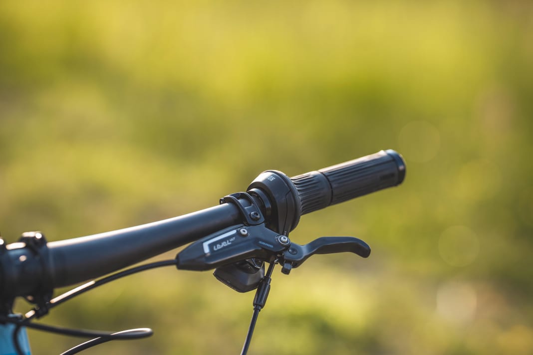 Pleasing to the eye and easy to operate: The Twistloc remote offers a refreshing change from the conventional remote levers. However, we would have liked to be able to tighten the fork and shock at the same time using the twist grip.