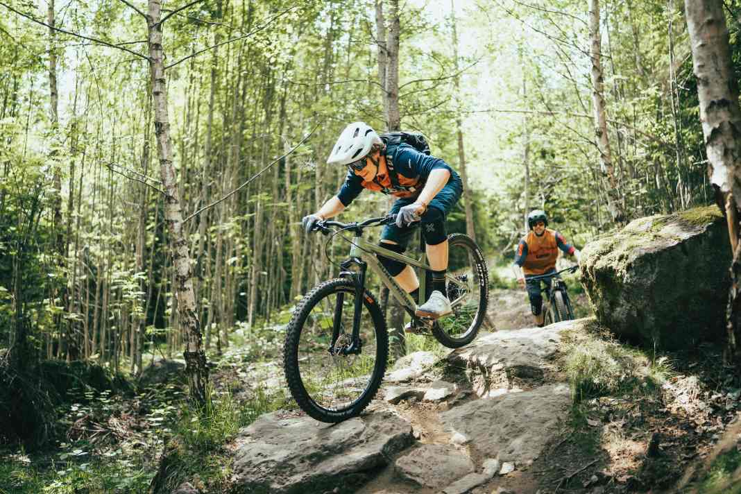 Ein günstiges MTB-Hardtail ist die perfekte Einstiegsdroge. Auch Bikes um 1000 Euro schulen die Fahrtechnik und können Lust auf mehr machen.