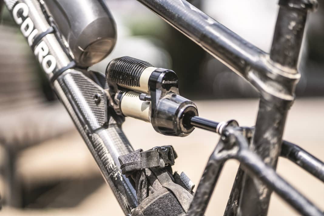 Intend gehört zu den wenigen europäischen Herstellern von Federelementen. Auf der Eurobike in Frankfurt zeigte Intend-Chef Cornelius Kapfinger diesen Intend Hover Gamechanger Dämpfer mit Kühlrippen.