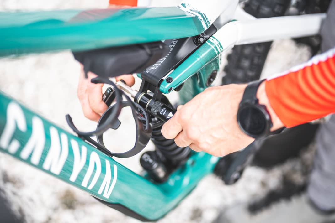 The specially developed press tool facilitates the assembly of different steel spring hardnesses.