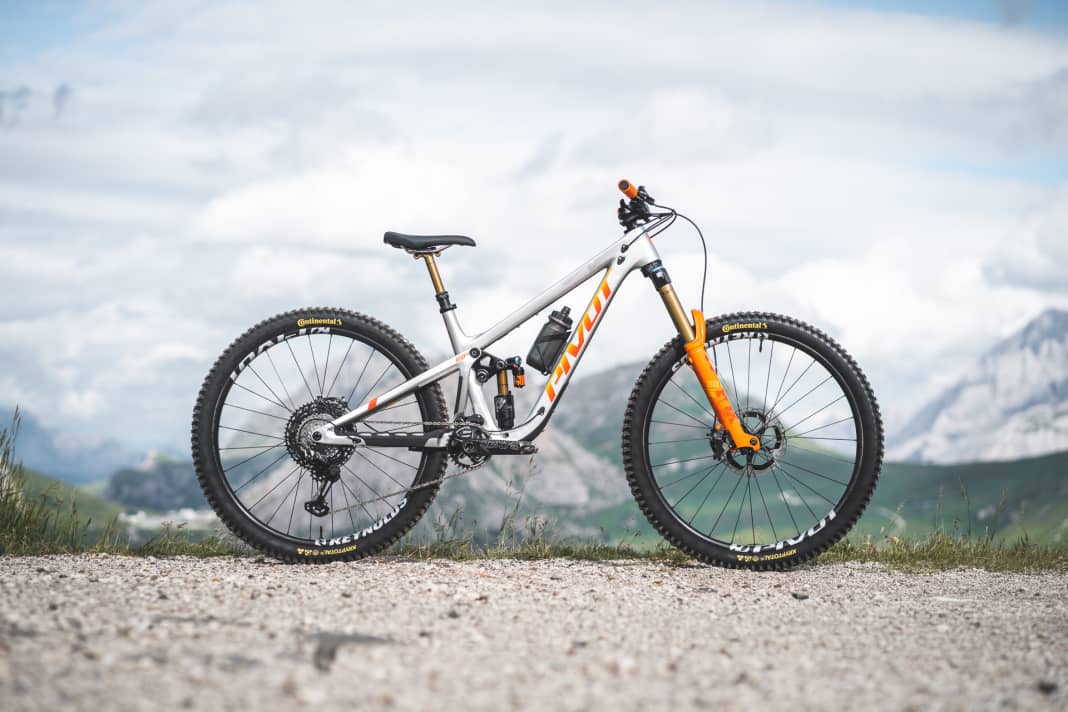 The Pivot Firebird Team costs 10,099 euros.