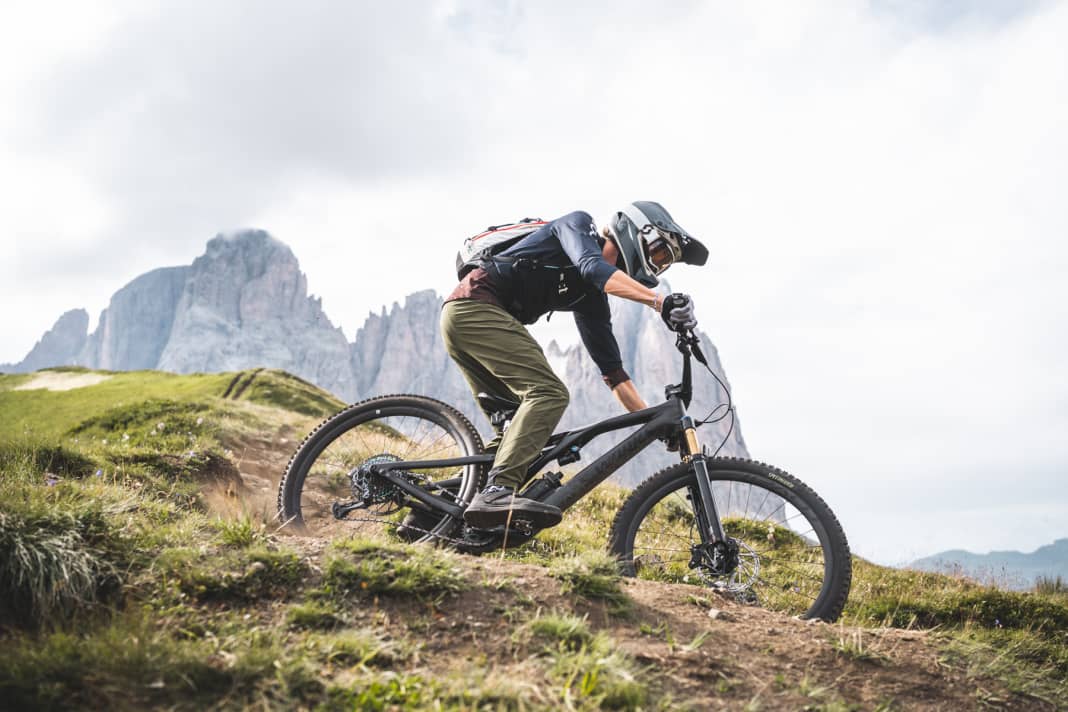 Test rider Thomas Weschta on the Stumpjumper EVO. The Dolomites in the background.
