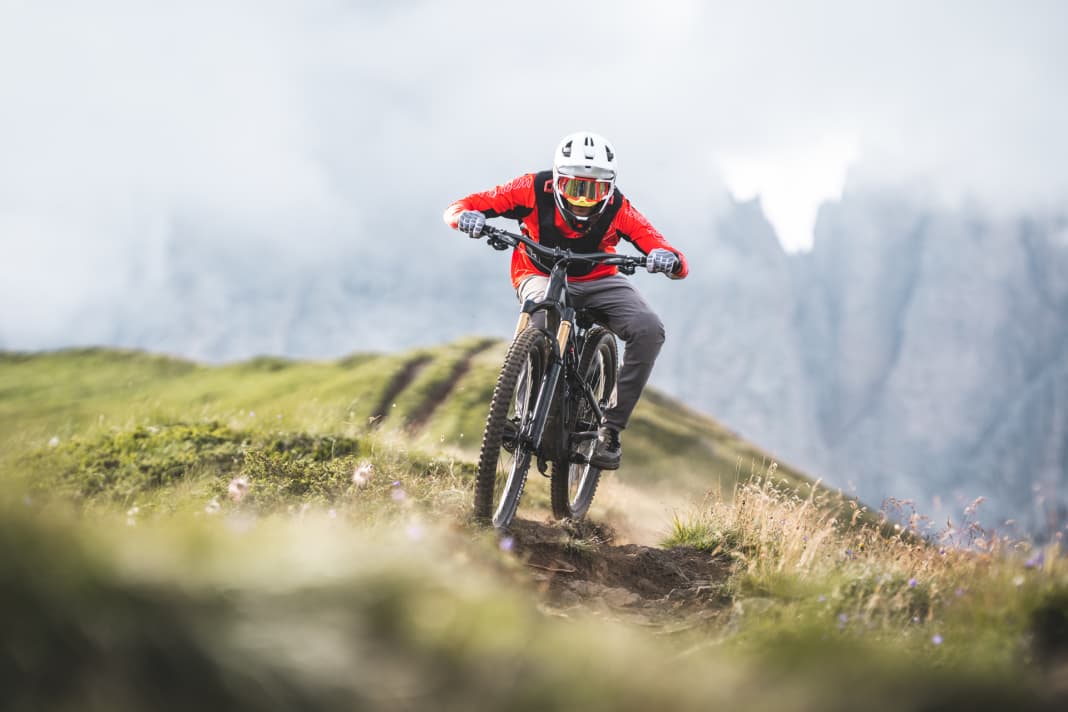 Same bike, same trail, same spot - BIKE test director Peter Nilges follows in the footsteps of enduro pro Charlie Murray in Canazei.