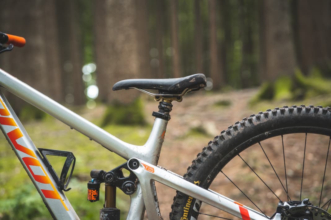 Misconstruction: If you use the full suspension travel, the saddle grazes the rear tyre.