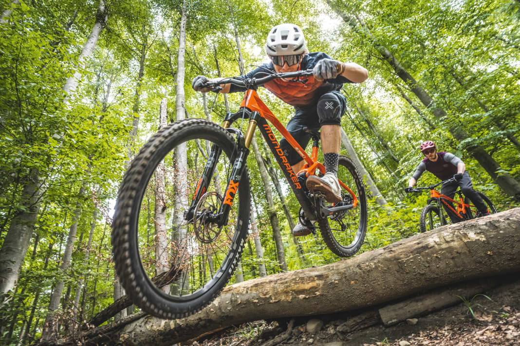 Acht All-Mountain-Modelle bis 150  Millimeter - wer baut die beste Allround-Gabel für technisches Gelände?
