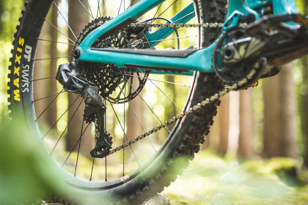 In Sertie, the SB 160 T1 comes with Sram's XO1 drivetrain instead of the electronic XX1 AXS.