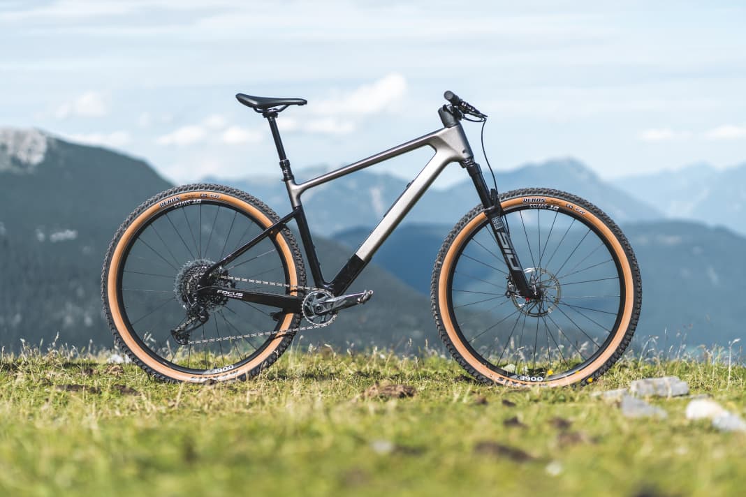 The former thoroughbred racer Focus Raven has become a versatile hardtail with extra suspension travel in 2023.