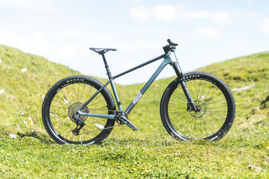 Endlich gibt es ein modernes Race-Hardtail von Rose. Der BIKE-Test klärt, ob das Preis-Leistungs-Verhältnis des Carbon Hardtails überzeugen kann.