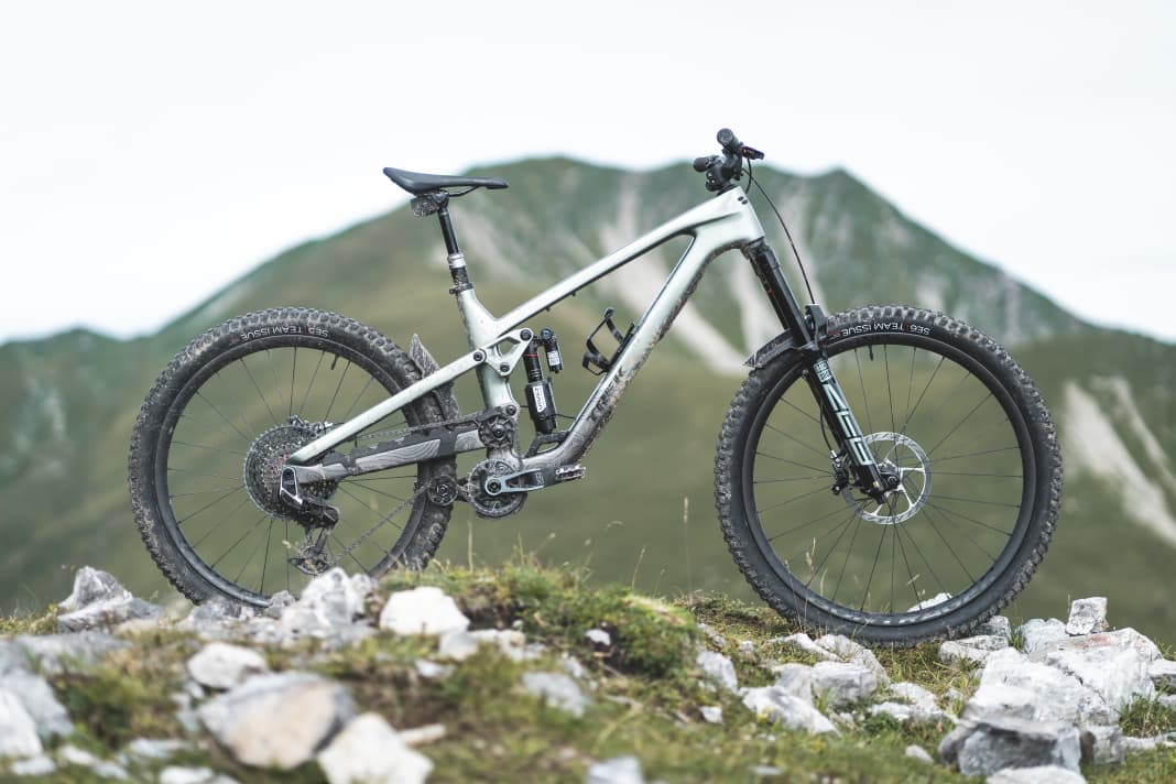 Das Trek Slash 9.9 X0 AXS T-Type in der Bergkulisse von Lermoos.