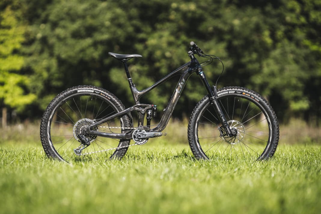 Beautiful, black (raw carbon), strong: the new longtravel version of the Liv Intrigue.