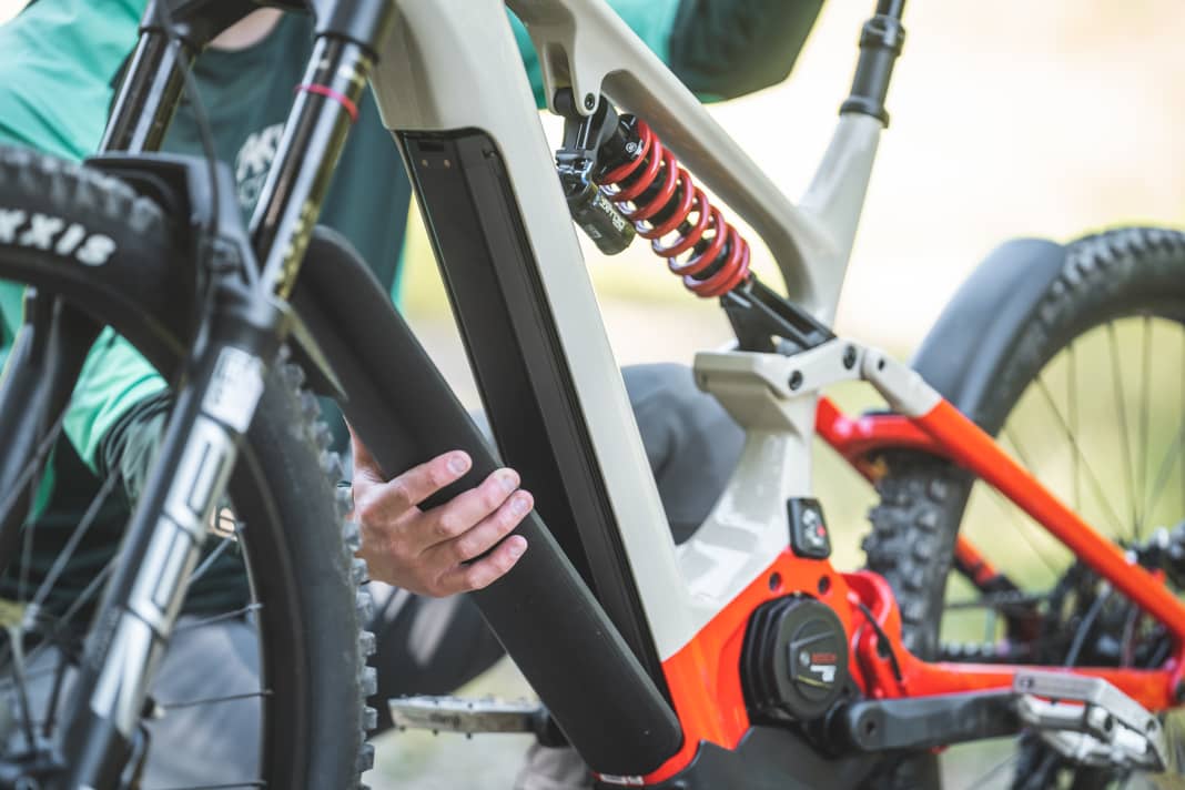 Der Powertube 750 kann komfortabel nach vorne aus dem Unterrohr geklappt werden.