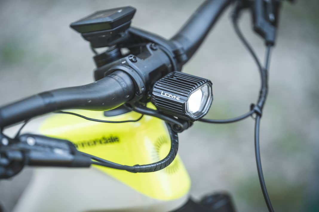 Eine hochwertige Frontleuchte von Lezyne ist fest unter dem Cockpit verbaut. Die Energie zieht die Lampe aus dem großen Haupt-Akku, der für das Licht eine Reserve bereithält.