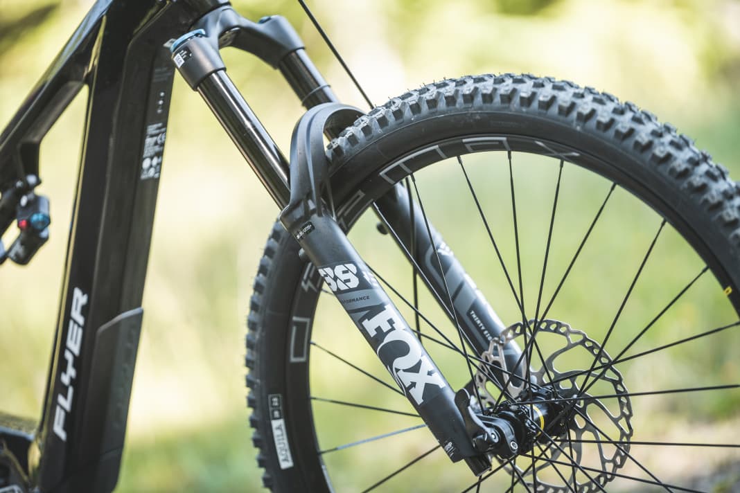 The Fox 38 looks good on any E-Enduro. However, Flyer has opted for the affordable performance version.