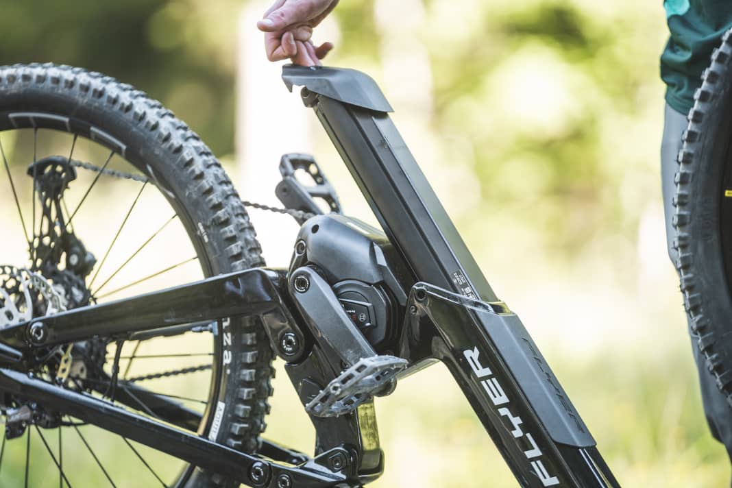 Der lange Bosch Powertube 750 muss nach unten aus dem geschlossenen Unterrohr gezogen werden. Für die Entnahme macht es Sinn, das Bike auf den Kopf zu drehen.