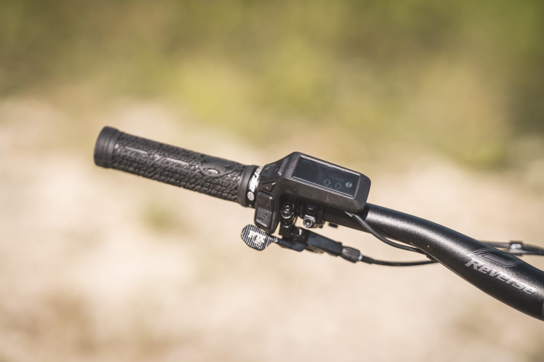 Bosch Purion 200: Die neue Bedieneinheit von Bosch kombiniert Remote-Hebel und Display.