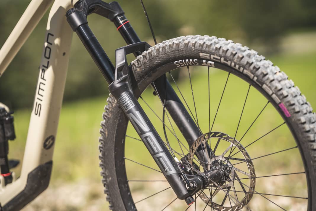 Rockshox ZEB Select+ mit 38er-Standrohren: Damit setzt Simplon auf Steifigkeit und Abfahrtsstärke, statt Gewichtsfetischismus.