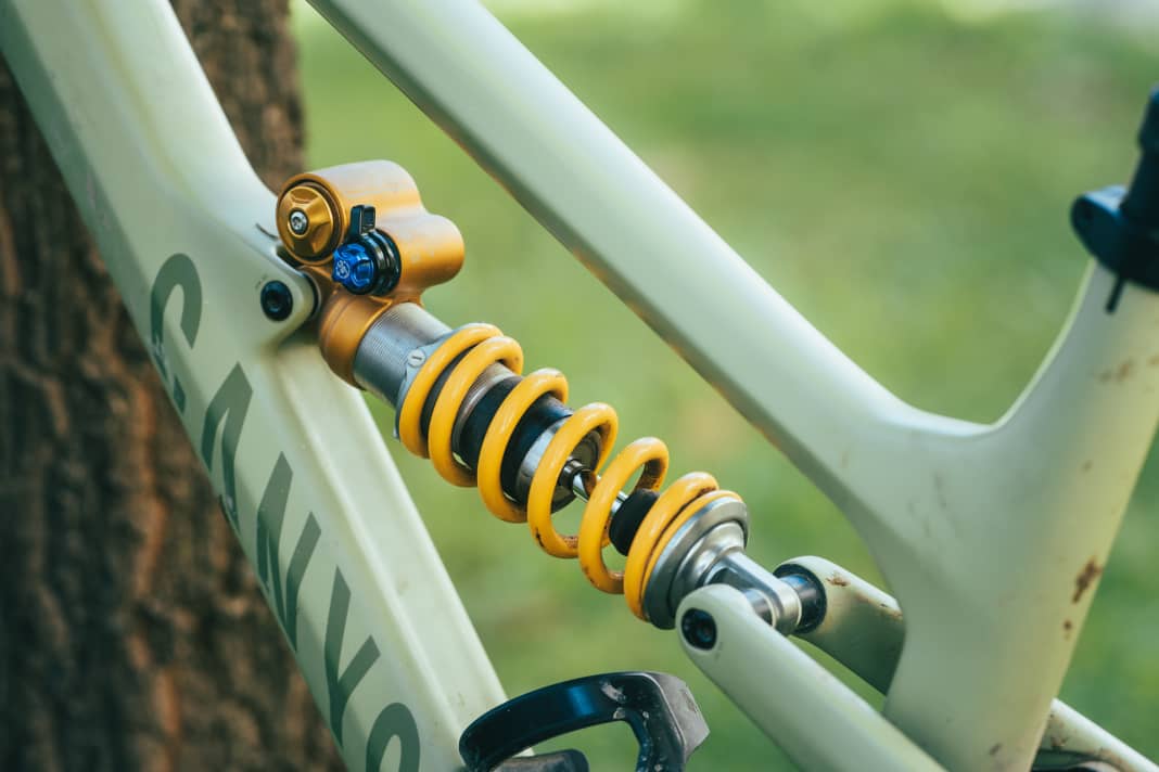 Öhlins TTX 22M.2 - the latest version of the golden-yellow steel spring damper from the Swedish motorsport cult brand in an endurance test.