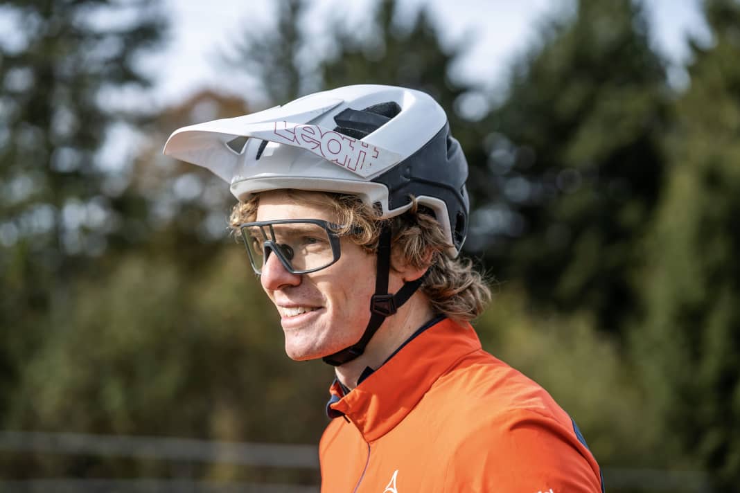 The Enduro 3.0 helmet from Leatt can be converted into a jet or full-face helmet.
