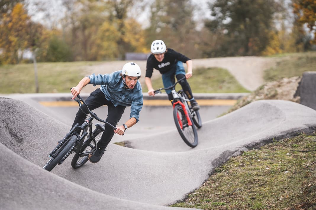 With the right riding technique, pump track riding is twice as much fun.