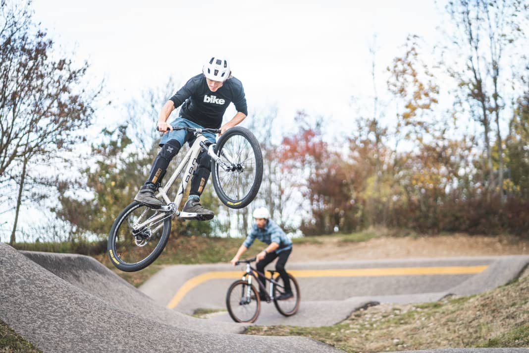 Von Pushen bis Springen lässt sich auf dem Pumptrack spielerisch die Fahrtechnik trainieren. Wir zeigen, was es dafür alles braucht.
