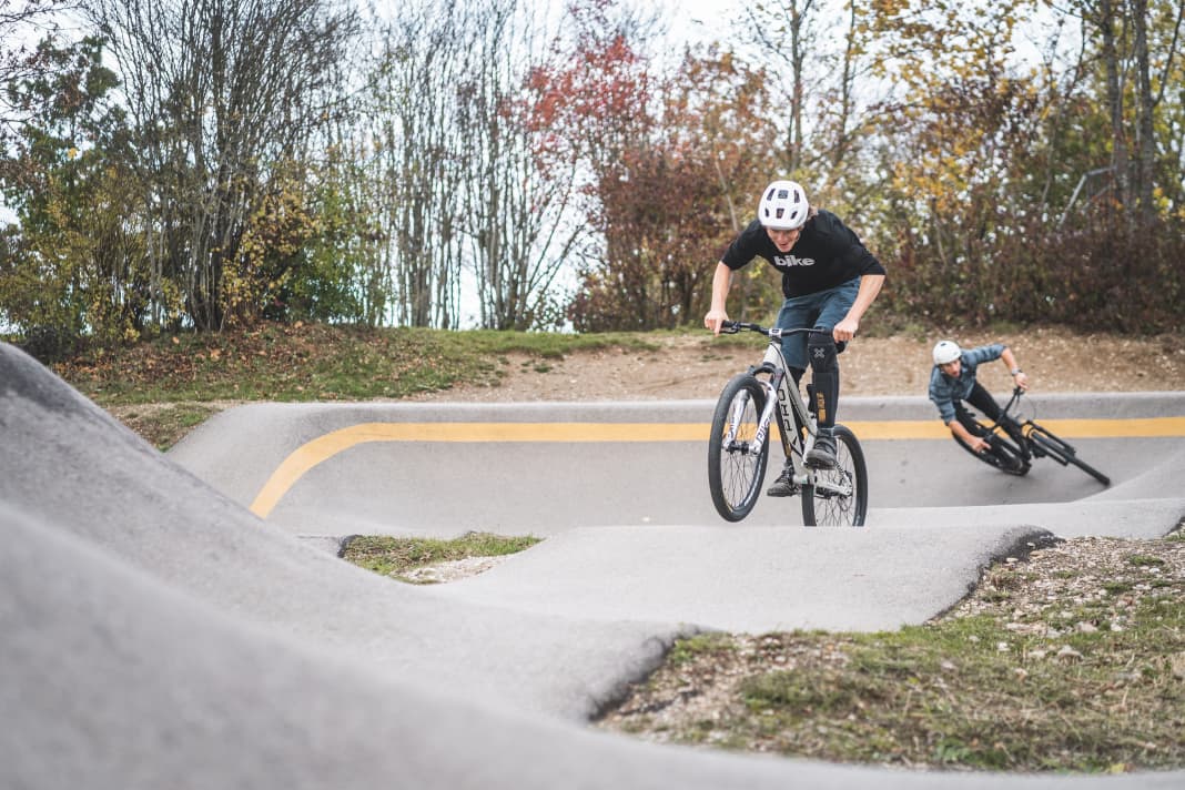 The fascination of the pump track - fun for all ages.