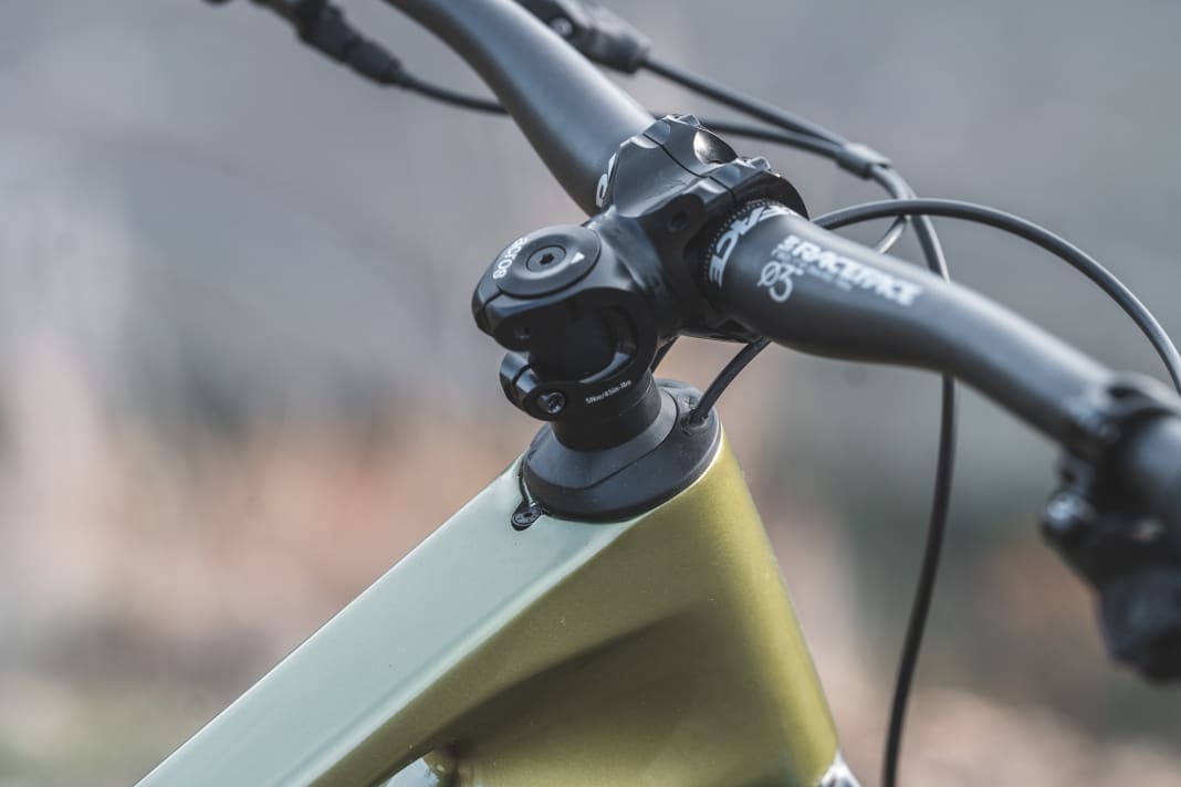 Canyon, Scott und Cube legen großen Wert auf Systemintegration und verlegen alle Leitungen vom Cockpit aus durch den Steuersatz direkt in den Rahmen. Das sieht zwar chic aus, kostet aber auch Punkte bei der Servicefreundlichkeit.